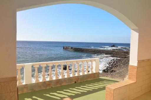 Sunset in the Atlantic Apartamentos Playa de Alojera - Housity