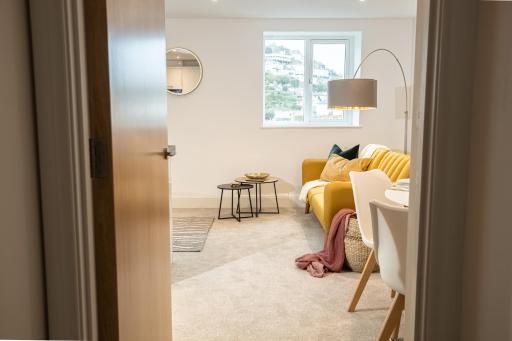 Luxe Torquay Central Apartments Overlooking Harbour Near Babbacoombe & Beach - Housity