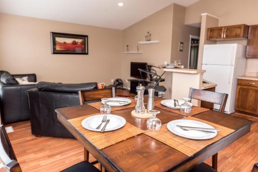 Large Groups Welcome, 2 Living Rooms,2 kitchens,4 beds, Private Cozy Patio - Housity