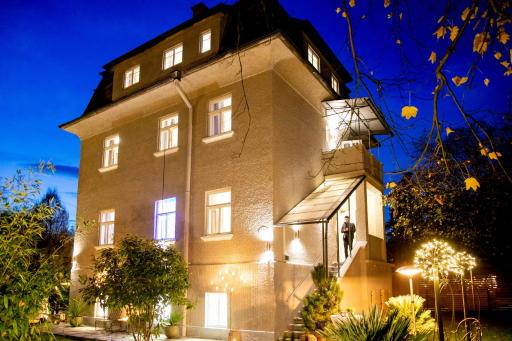 Family Wellhouse Green Garden Salzburg, up to 16 pax, BBQ, sunbeds, bikes - Housity