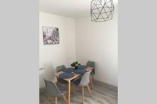 F2 proche gare et toute commodité - Housity