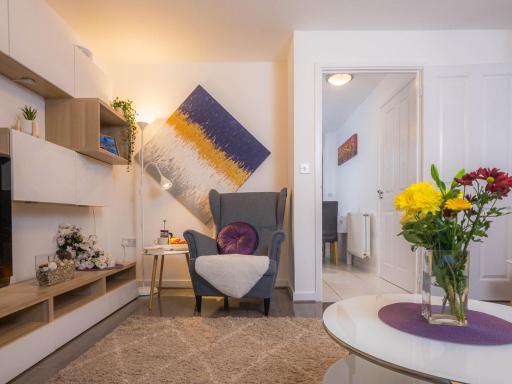 Modern 2 Bed House with Parking and Garden - Housity