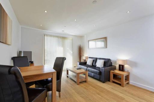 MODERN APARTMENT at SLOUGH STATION, LONDON IN 18 MINS! - Housity