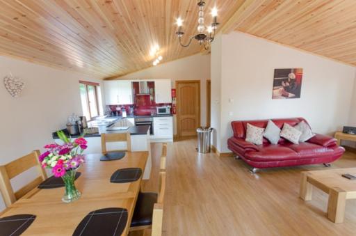 Laurel Lodge with Hot Tub, Newton Stewart - Housity