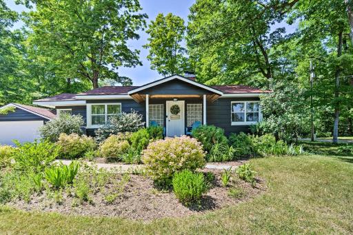 Modern Dog-Friendly Bungalow Near Shanty Creek! - Housity