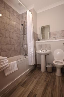 Michelangelos - Rooms, Restaurant & Bar - Housity