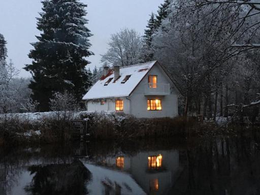 River Villa, 20 min by train to Old Town, big yard - Housity