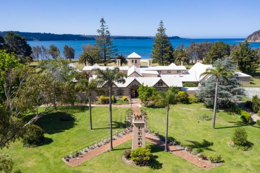 Beachfront · Private Beach Seahorse Inn Hotel & Villas - Housity