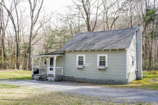Camelback cottage - on ONE ACRE & near local attractions - Housity