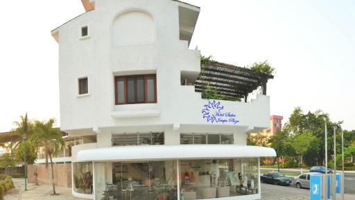 Renowned for its location, warmth and hospitality - Housity