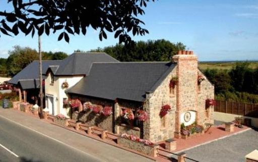 New Overlander Inn - Housity