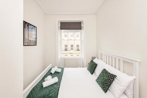 Stunning Georgian Apartment in Central Bath - Housity