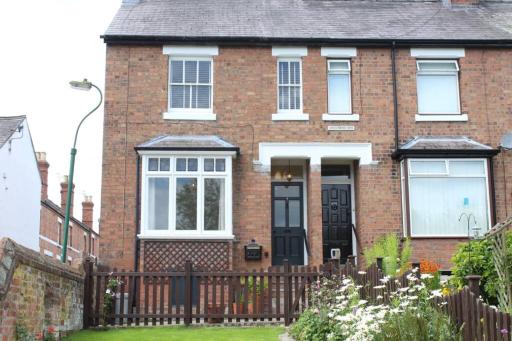Luxury townhouse in town centre, views, river walk - Housity