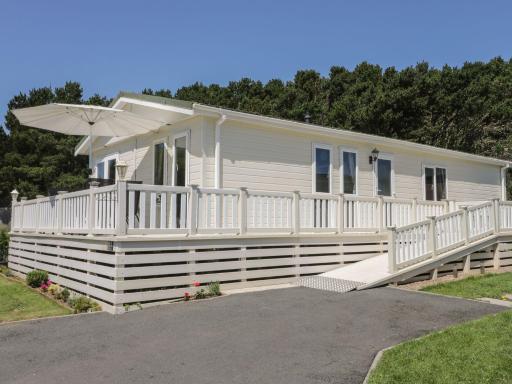 Impeccable 3-Bed Lodge at Cayton Bay Holiday Park - Housity