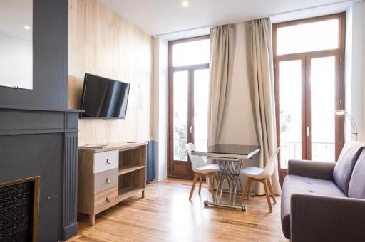 Studio NEUF, charme de l'ancien, avec balcon - 3 étoiles, 4 diamants - Housity