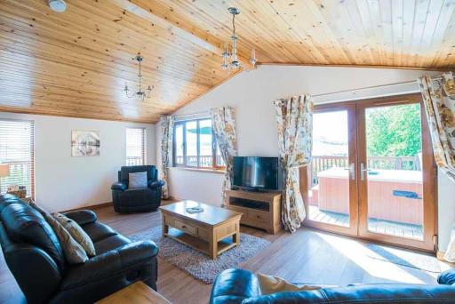 Tawny Lodge with Hot Tub near Cupar Fife - Housity