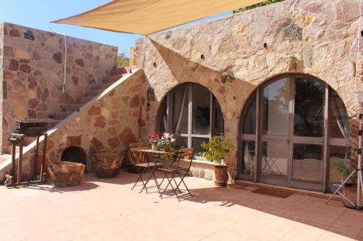Eilat stone - Patio אבן אילת - פטיו - Housity