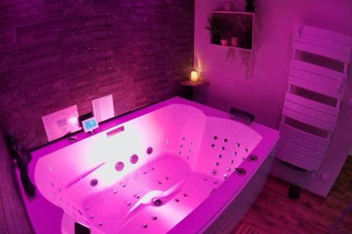 SPA privatif Love room, Le Hammam et Bulles, chez Nuits Chartraines - Housity