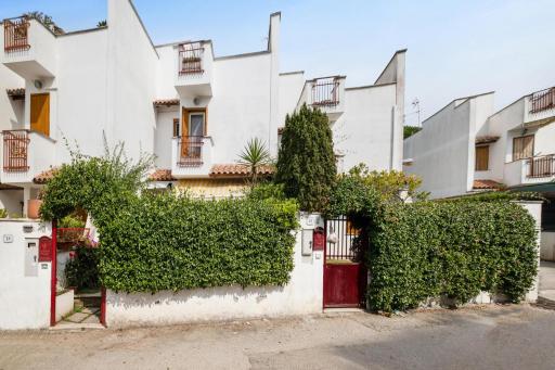 Charming house near the lake in Sabaudia with balcony - Housity