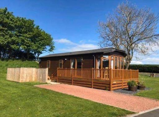 Charming 2-Bed Lodge with Hot tub in Morpeth - Housity