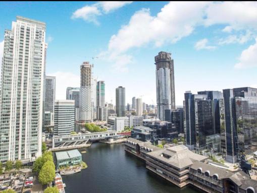 London Luxury 1 Bedroom Apartment minutes walk from Canary Wharf - Housity