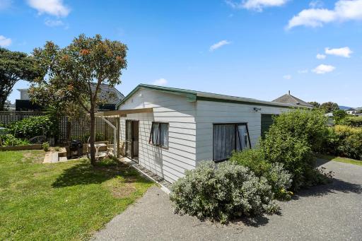Searenity - Waikanae Beach Holiday Home - Housity