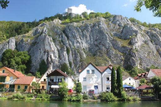 Cafe Altmühl, Ferienwohnungen Gästehaus Krimhilde direkt am Wasser - Housity