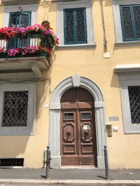 Renovated apartment with 3 bedrooms in an historic palazzo between port and old town - Housity