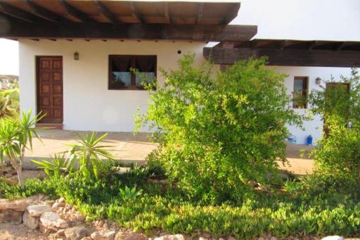 One bedroom house with garden at Triquivijate - Housity
