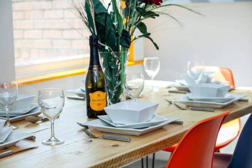 Spacious Manchester House - sleeps up to 8! - Housity