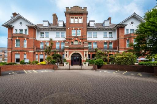 Holiday Inn Farnborough, an IHG Hotel - Housity