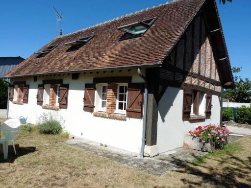 Maison accueillante à Salbris avec jardin clos et terrasse. - Housity