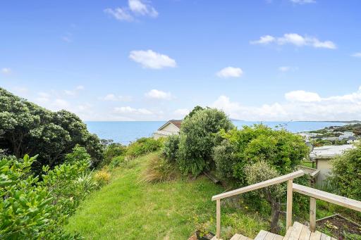 Ridge Top Views - Paekakariki Holiday Home - Housity