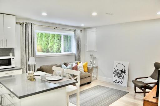 Stylish 1 BR suite in North Vancouver 10 mins ski - Housity