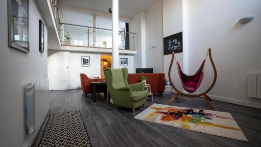 Stunning Mezzanine Apartment Near City Centre - Housity