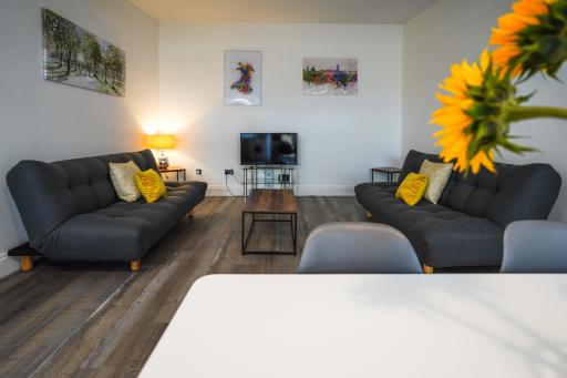 Private, Detached Annex with On-Street Parking - Housity