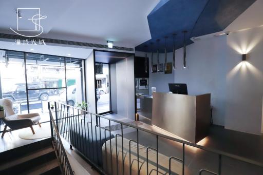 Slow Town Hotel-Glowing - Housity