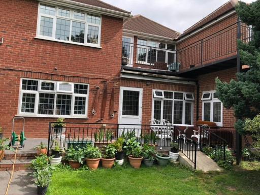 1-Bed unit 10 minute drive from Hellfire Caves - Housity