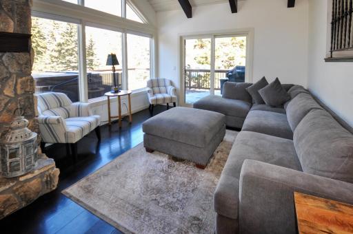 Spectacular Remodeled 5 Bedroom Matterhorn home w/ Hot Tub and Ski Lockers! - Housity