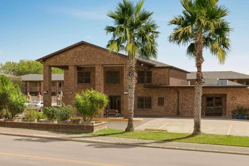 Super 8 by Wyndham Universal City - Housity