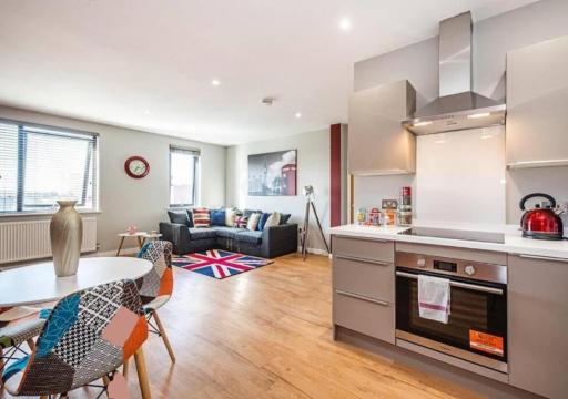 Spacious and Immaculate London-themed home with balcony for you! - Housity