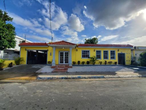 LARGE 8BR Sleeps 38 People with over 3000 SQ FT - Housity