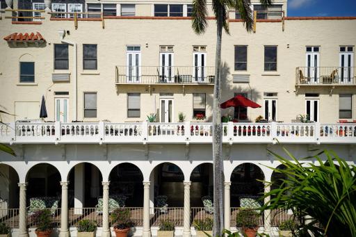 Palm Beach Hotel with Juliette Balconies! 2 blocks from beach! Historic Landmark - Housity