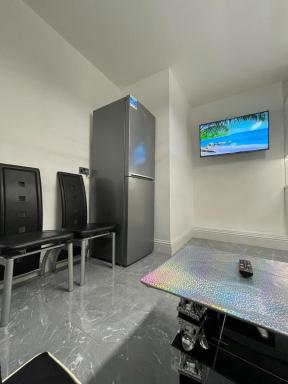3 Bedroom Whalley Aparthotel - Housity