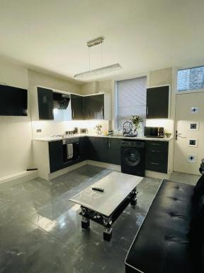 3 Bedroom Whalley Aparthotel - Housity