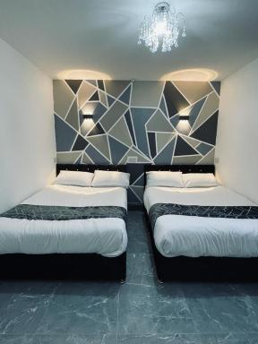 3 Bedroom Whalley Aparthotel - Housity