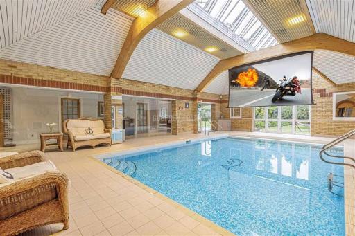 Large luxurious character house with indoor pool - Housity