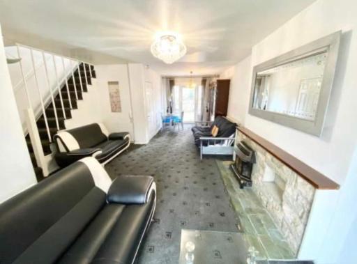 House 4 Bed 2 Bath Close to City Centre - Housity