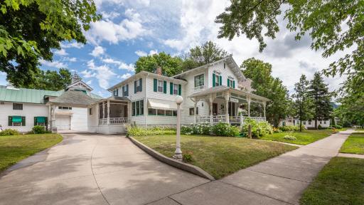 Carriage House Bed & Breakfast - Housity