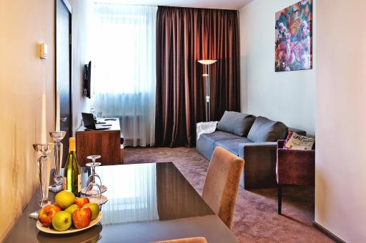 Twin Apart Hotel - Housity